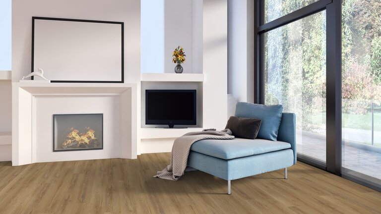 Heller Raum mit weißer Wand und Designbeläge